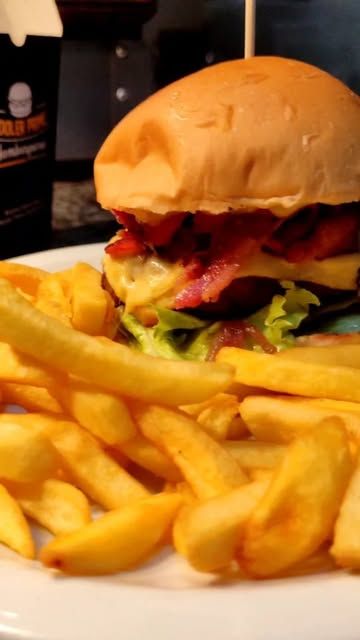 Hambúrguer de costela com bacon, queijo e alface, com batata palito em volta