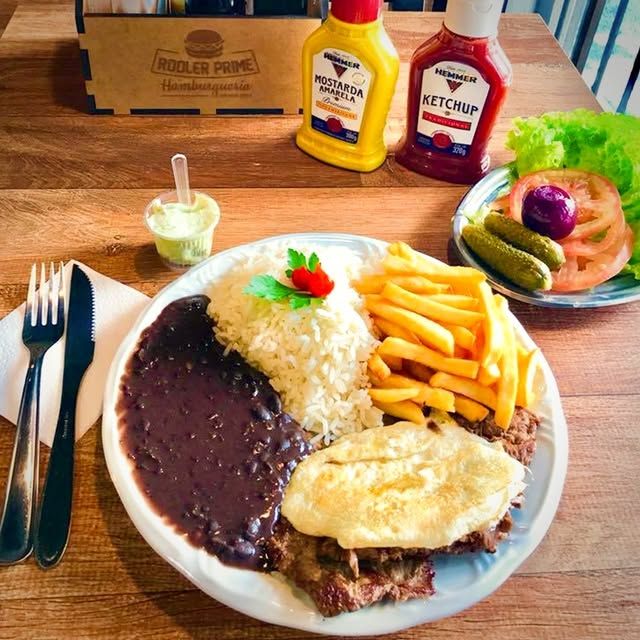 Prato feito com arroz, feijão, carne, batata frita e salada